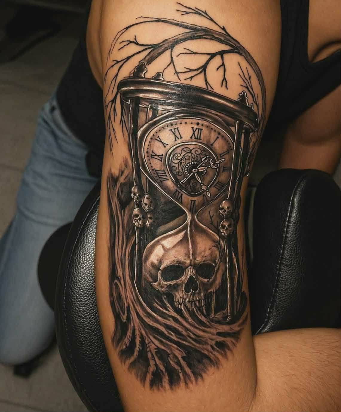 Timeglas og kranium — MAX TATTOO værk