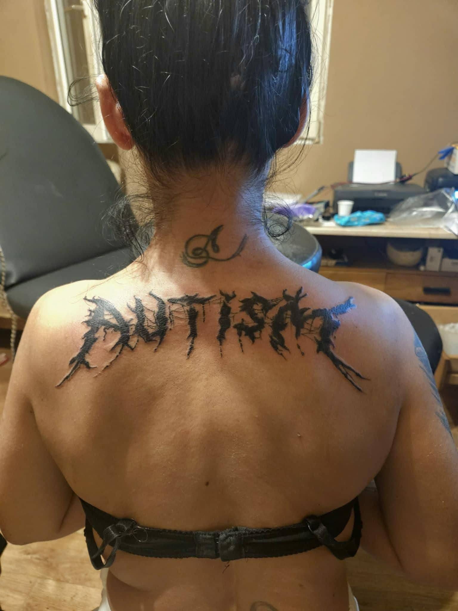 Tekst på ryggen — MAX TATTOO værk
