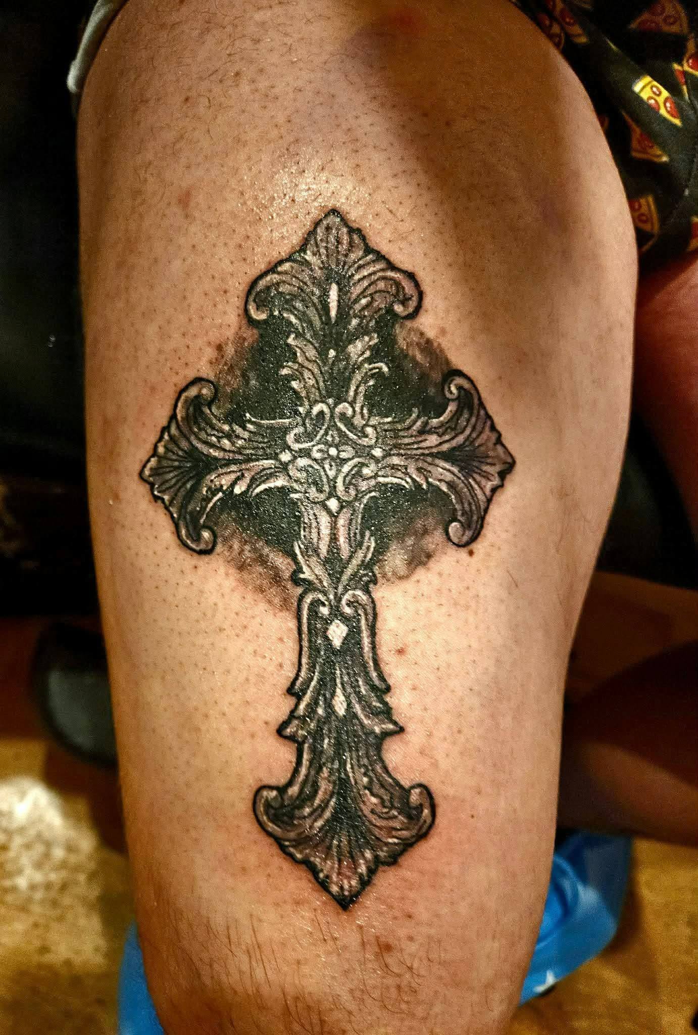 Ornamentalt kors — MAX TATTOO værk