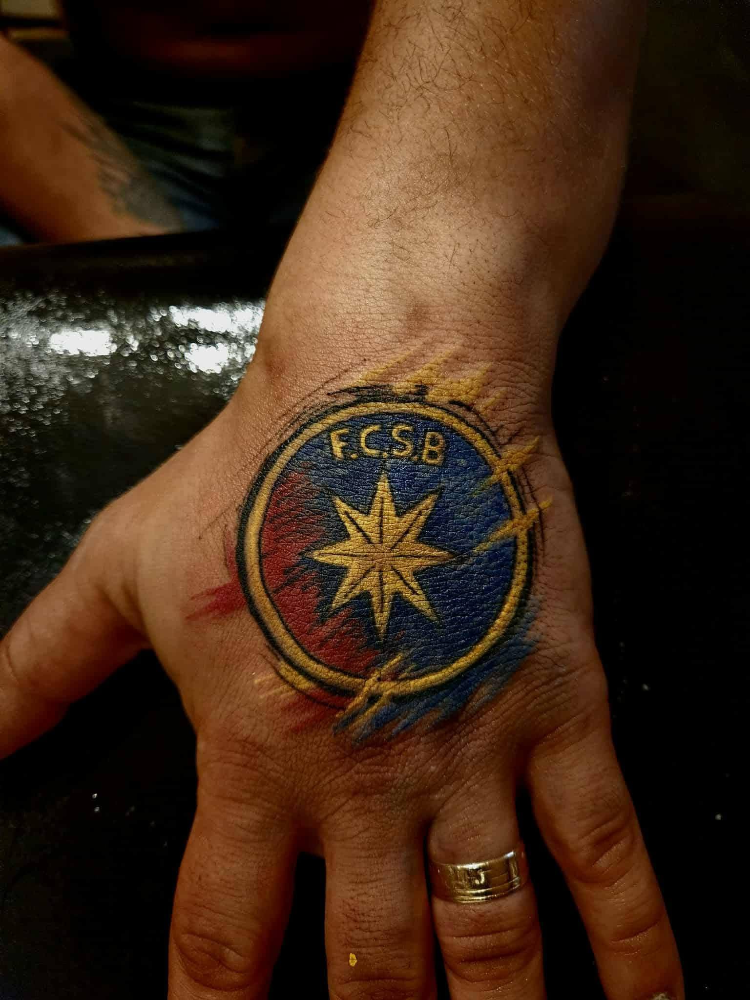 Emblem på hånden — MAX TATTOO værk